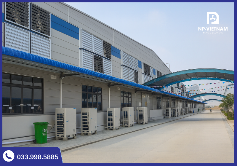 Quạt thông gió công nghiệp cho nhà xưởng giúp tăng lưu thông không khí, giảm nhiệt và cải thiện môi trường làm việc.