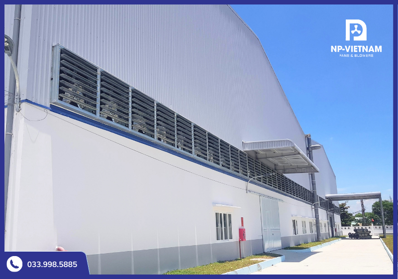 Kích thước quạt thông gió phù hợp trong nhà xưởng giúp duy trì lưu thông không khí và giảm nhiệt ổn định.